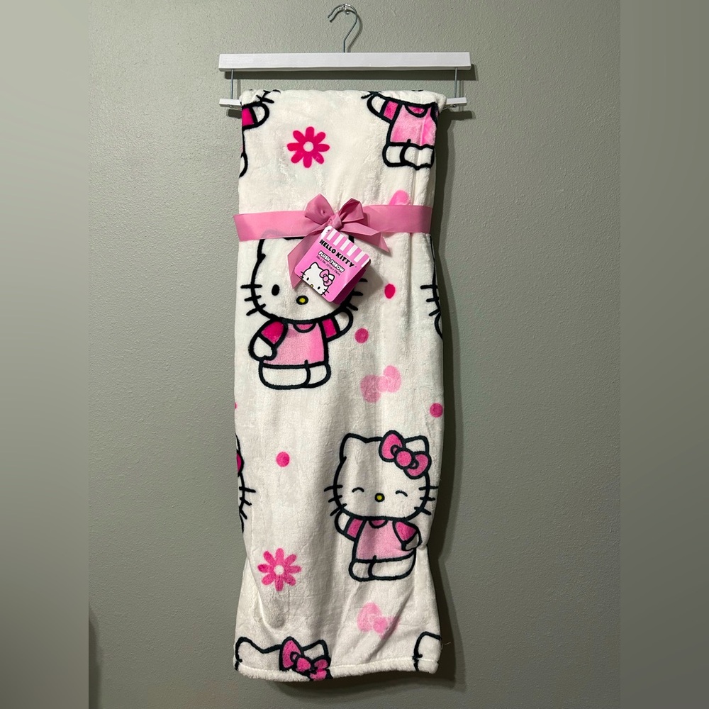 Hello Kitty Daisy & Bows Throw Blanket